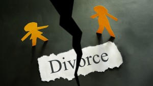 torn piece of paper with divorce text and paper couple figures